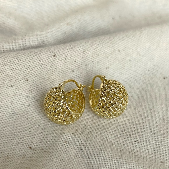 LAST 1🔥 Basketweave Huggie Earrings | 14K Gold Plated | Dainty Waterproof Jewelr - Picture 5 of 13